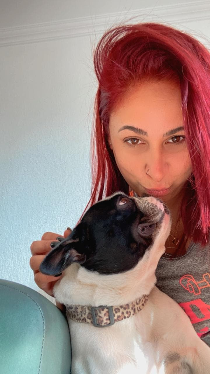 Renata com Bulldog Francês